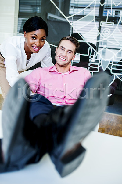 휴식 남자 두명 서양인 성인 여자 흑인 JPG 포토 다리들기 비즈니스 비즈니스맨 비즈니스우먼 사무실 실내 책상