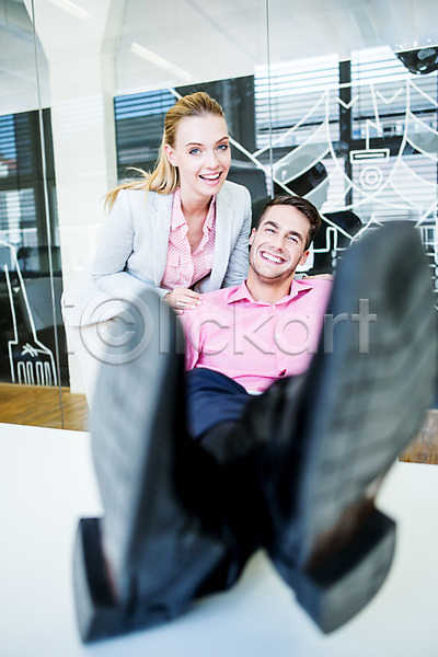 휴식 남자 두명 서양인 성인 여자 JPG 포토 다리들기 비즈니스 비즈니스맨 비즈니스우먼 사무실 실내 책상