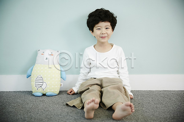 즐거움 남자 소년 소년한명만 어린이 어린이만 한국인 한명 JPG 앞모습 포토 미소(표정) 실내 앉기 어린이라이프 인형 전신 침실