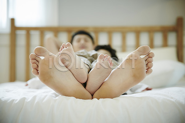 즐거움 화목 30대 남자 남자만 두명 성인 소년 어린이 한국인 JPG 포토 가족 가족라이프 눕기 발바닥 부자(아빠와아들) 실내 아들 아빠 전신 침대 침실