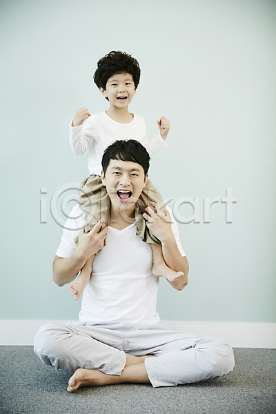 즐거움 30대 남자 남자만 두명 성인 소년 어린이 한국인 JPG 앞모습 포토 가족 가족라이프 목말 미소(표정) 부자(아빠와아들) 실내 아들 아빠 앉기 전신 주먹