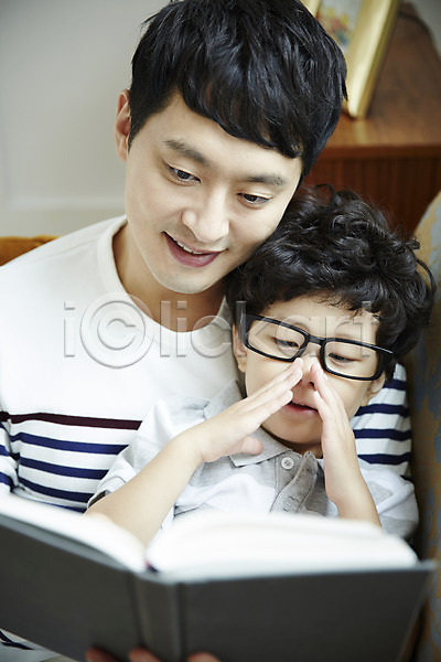 다정 30대 남자 남자만 두명 성인 소년 어린이 한국인 JPG 앞모습 포토 가족 가족라이프 독서 들기 부자(아빠와아들) 상반신 소파 실내 아들 아빠 안경 앉기 책