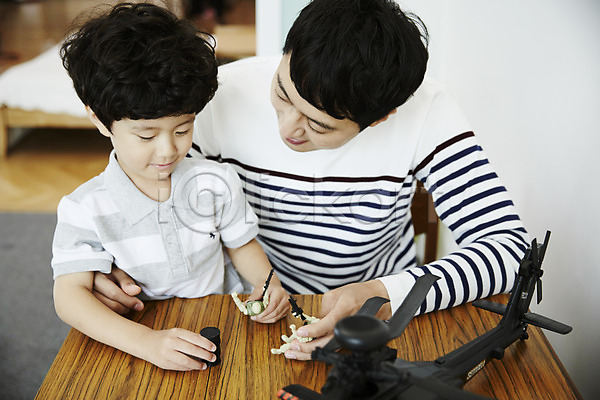 즐거움 30대 남자 남자만 두명 성인 소년 어린이 한국인 JPG 앞모습 포토 가족 가족라이프 들기 부자(아빠와아들) 상반신 실내 아들 아빠 앉기 장난감 키덜트 헬리콥터