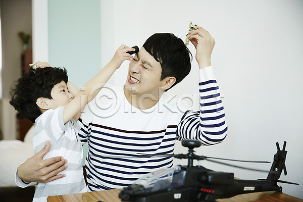 즐거움 30대 남자 남자만 두명 성인 소년 어린이 한국인 JPG 앞모습 포토 가족 가족라이프 놀이 들기 부자(아빠와아들) 상반신 실내 아들 아빠 장난 장난감 헬리콥터
