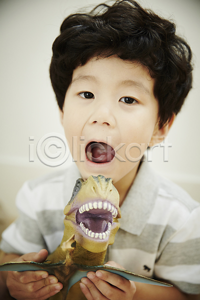 즐거움 남자 소년 소년한명만 어린이 어린이만 한국인 한명 JPG 앞모습 포토 공룡 놀이 들기 상반신 실내 어린이라이프