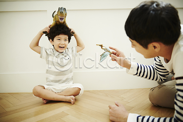 즐거움 30대 남자 남자만 두명 성인 소년 어린이 한국인 JPG 앞모습 옆모습 포토 가족 가족라이프 공룡 놀이 부자(아빠와아들) 실내 아들 아빠 앉기 장난감