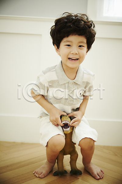 즐거움 남자 소년 소년한명만 어린이 어린이만 한국인 한명 JPG 앞모습 포토 공룡 놀이 미소(표정) 실내 앉기 어린이라이프 장난감