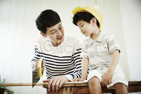 즐거움 30대 남자 남자만 두명 성인 소년 어린이 한국인 JPG 앞모습 포토 가족 가족라이프 나무판자 들기 미소(표정) 부자(아빠와아들) 상반신 서기 실내 아들 아빠 앉기 톱 톱질