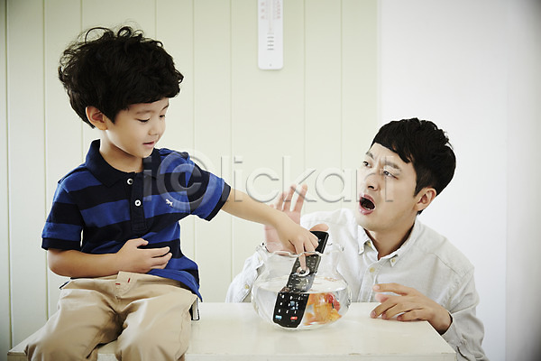 즐거움 30대 남자 남자만 두명 성인 소년 어린이 한국인 JPG 앞모습 포토 가족 가족라이프 놀람 리모컨 미소(표정) 부자(아빠와아들) 상반신 실내 아들 아빠 앉기 어항 장난