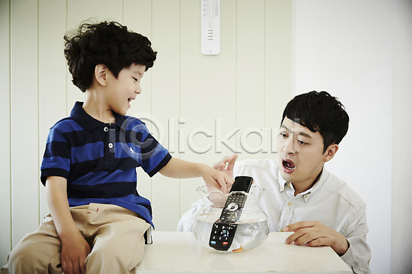 즐거움 30대 남자 남자만 두명 성인 소년 어린이 한국인 JPG 앞모습 포토 가족 가족라이프 놀람 리모컨 미소(표정) 부자(아빠와아들) 상반신 실내 아들 아빠 앉기 어항 장난