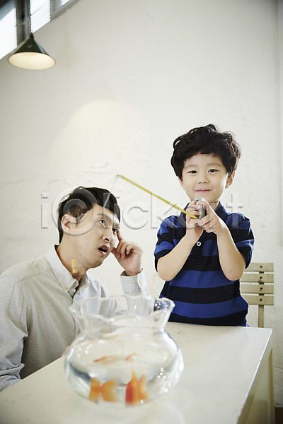 즐거움 30대 남자 남자만 두명 성인 소년 어린이 한국인 JPG 앞모습 포토 가족 가족라이프 낚시 부자(아빠와아들) 상반신 서기 실내 아들 아빠 앉기 어항