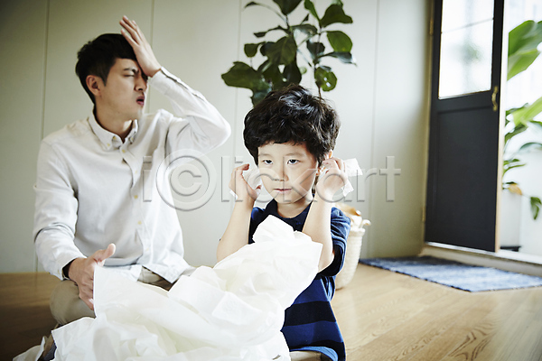 분노 30대 남자 남자만 두명 성인 소년 어린이 한국인 JPG 앞모습 포토 가족 가족라이프 난장판 부자(아빠와아들) 손짓 실내 아들 아빠 앉기 잔소리 전신 화장지