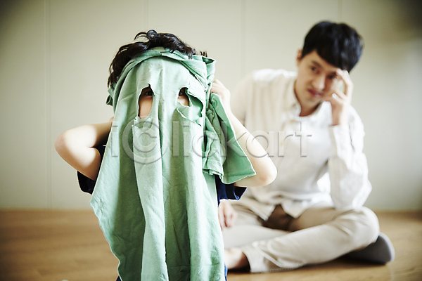 즐거움 30대 남자 남자만 두명 성인 소년 어린이 한국인 JPG 아웃포커스 앞모습 포토 가족 가족라이프 부자(아빠와아들) 상반신 실내 아들 아빠 옷 자르기 전신