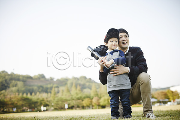 즐거움 함께함 30대 남자 남자만 두명 성인 소년 어린이 한국인 JPG 앞모습 포토 가족 가족라이프 공원 미소(표정) 부자(아빠와아들) 서기 아들 아빠 야구 야외 전신 주간