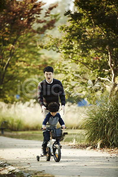 즐거움 함께함 30대 남자 남자만 두명 성인 소년 어린이 한국인 JPG 앞모습 포토 가족 가족라이프 걷기 공원 네발자전거 부자(아빠와아들) 아들 아빠 야외 전신 주간