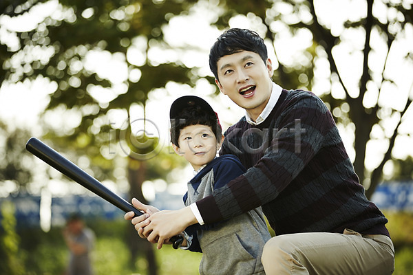 즐거움 함께함 30대 남자 남자만 두명 성인 소년 어린이 한국인 JPG 옆모습 포토 가족 가족라이프 공원 들기 미소(표정) 부자(아빠와아들) 상반신 서기 아들 아빠 앉기 야구 야구방망이 야외 주간