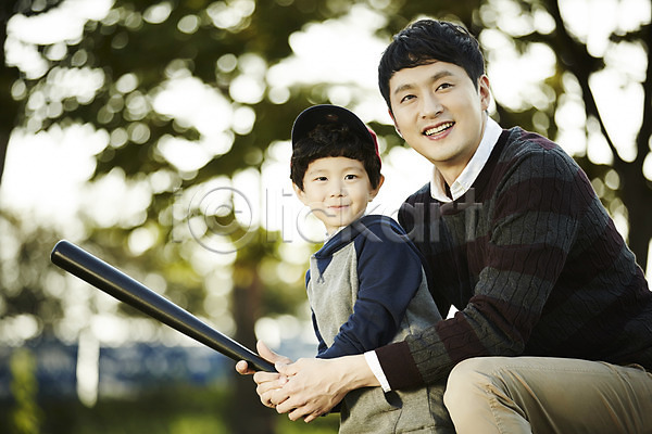 즐거움 함께함 30대 남자 남자만 두명 성인 소년 어린이 한국인 JPG 옆모습 포토 가족 가족라이프 공원 들기 미소(표정) 부자(아빠와아들) 상반신 서기 아들 아빠 앉기 야구 야구방망이 야외 주간
