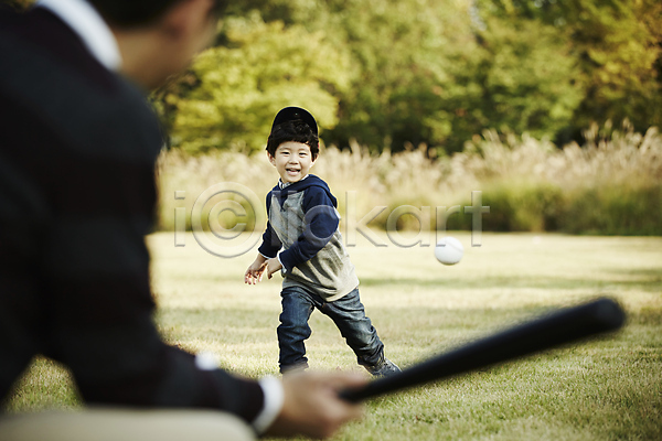 즐거움 함께함 30대 남자 남자만 두명 성인 소년 어린이 한국인 JPG 뒷모습 앞모습 포토 가족 가족라이프 공원 들기 부자(아빠와아들) 상반신 서기 아들 아빠 야구 야구방망이 야외 전신 주간