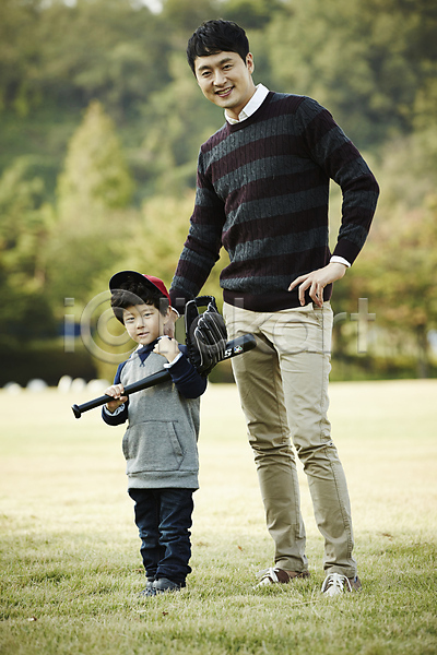 즐거움 함께함 30대 남자 남자만 두명 성인 소년 어린이 한국인 JPG 앞모습 포토 가족 가족라이프 공원 글러브 들기 미소(표정) 부자(아빠와아들) 서기 아들 아빠 야구 야구방망이 야외 전신 주간