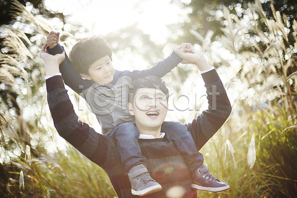 즐거움 함께함 30대 남자 남자만 두명 성인 소년 어린이 한국인 JPG 앞모습 포토 가족 가족라이프 공원 목말 미소(표정) 부자(아빠와아들) 상반신 서기 아들 아빠 야외 전신 주간 햇빛