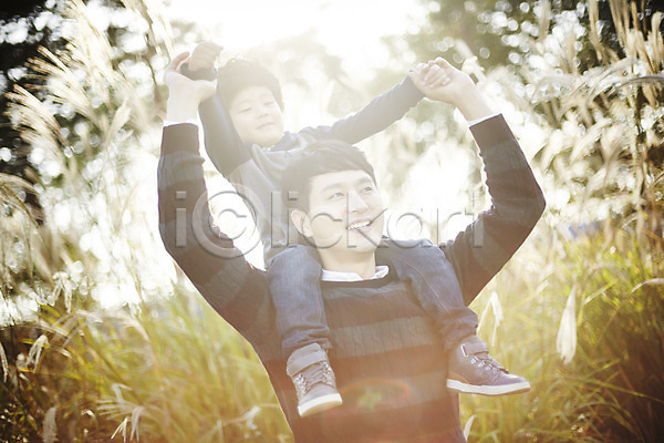 즐거움 함께함 30대 남자 남자만 두명 성인 소년 어린이 한국인 JPG 앞모습 포토 가족 가족라이프 공원 목말 미소(표정) 부자(아빠와아들) 상반신 서기 아들 아빠 야외 전신 주간 햇빛