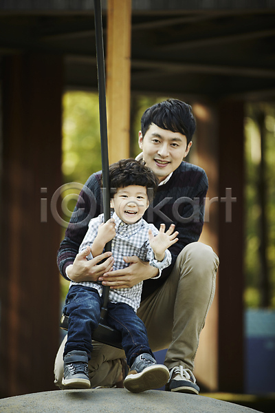 즐거움 함께함 30대 남자 남자만 두명 성인 소년 어린이 한국인 JPG 앞모습 포토 가족 가족라이프 공원 놀이터 미소(표정) 부자(아빠와아들) 아들 아빠 앉기 야외 전신 주간
