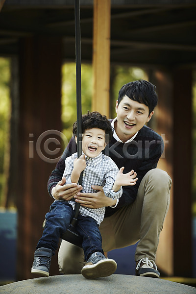 즐거움 함께함 30대 남자 남자만 두명 성인 소년 어린이 한국인 JPG 앞모습 포토 가족 가족라이프 공원 놀이터 미소(표정) 부자(아빠와아들) 아들 아빠 앉기 야외 전신 주간