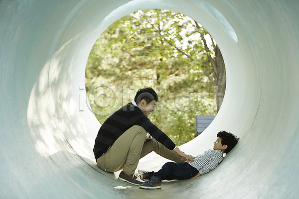 즐거움 함께함 30대 남자 남자만 두명 성인 소년 어린이 한국인 JPG 옆모습 포토 가족 가족라이프 공원 놀이 놀이터 눕기 부자(아빠와아들) 아들 아빠 앉기 야외 전신 주간