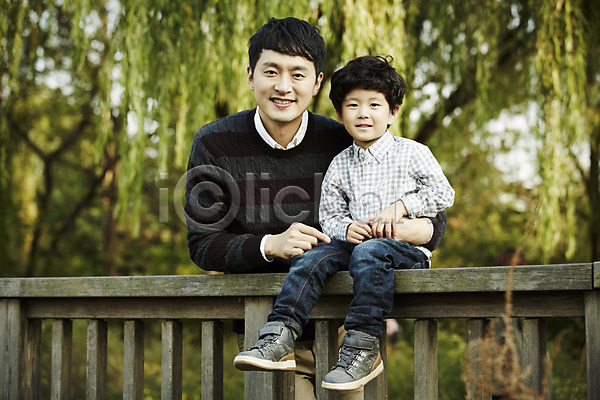 즐거움 함께함 30대 남자 남자만 두명 성인 소년 어린이 한국인 JPG 앞모습 포토 가족 가족라이프 공원 미소(표정) 부자(아빠와아들) 상반신 서기 아들 아빠 앉기 야외 전신 주간