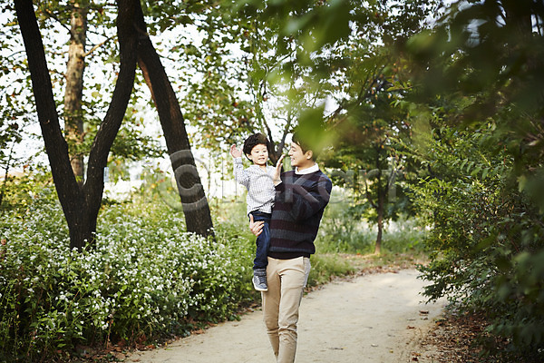 즐거움 함께함 30대 남자 남자만 두명 성인 소년 어린이 한국인 JPG 앞모습 포토 가족 가족라이프 걷기 공원 부자(아빠와아들) 상반신 아들 아빠 안기 야외 전신 주간