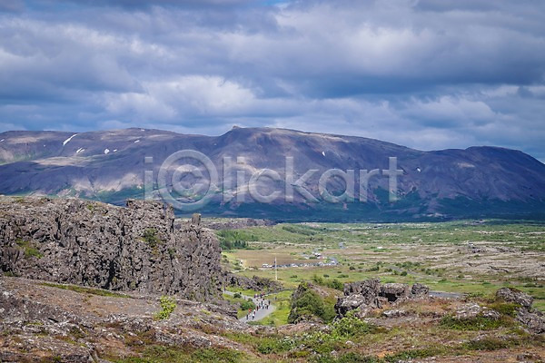 군중 사람 여러명 JPG 포토 구름(자연) 국립공원 바위(돌) 산 세계문화유산 싱벨리어 싱벨리어국립공원 아이슬란드 야외 유럽 주간 풍경(경치) 하늘 해외 해외풍경