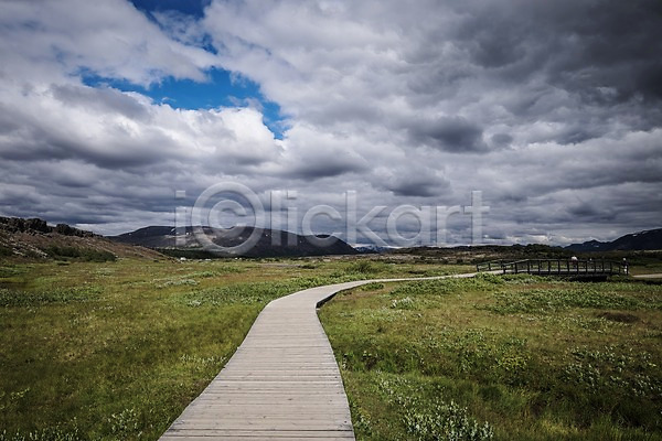 군중 사람 여러명 JPG 포토 구름(자연) 국립공원 나무다리 세계문화유산 싱벨리어 싱벨리어국립공원 아이슬란드 야외 유럽 주간 풍경(경치) 하늘 해외 해외풍경 흐림