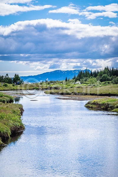 군중 사람 여러명 JPG 포토 강 구름(자연) 국립공원 세계문화유산 싱벨리어 싱벨리어국립공원 아이슬란드 야외 유럽 잔디 주간 풍경(경치) 하늘 해외 해외풍경