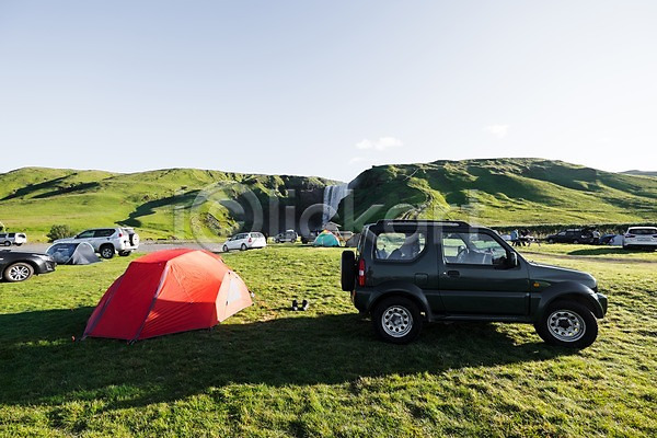 사람없음 JPG 포토 스코가폭포 승용차 아이슬란드 야외 여러대 유럽 잔디 주간 주차 주차장 캠핑장 텐트 하늘 해외 해외풍경