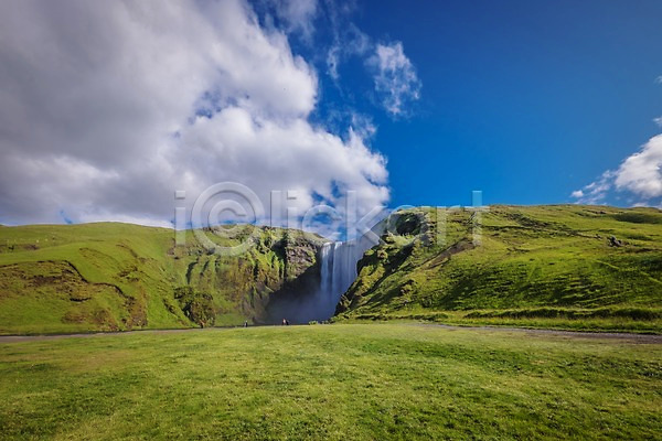 사람없음 JPG 포토 구름(자연) 스코가폭포 아이슬란드 야외 유럽 자연 잔디 주간 폭포 풍경(경치) 하늘 해외 해외풍경