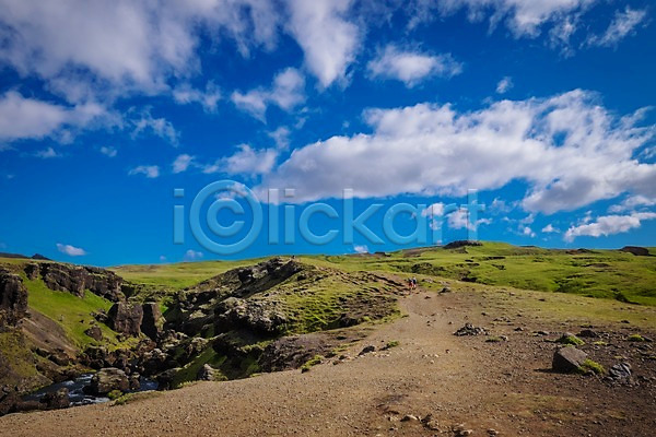 군중 두명 사람 JPG 포토 구름(자연) 등산객 아이슬란드 야외 유럽 자연 주간 트래킹 풍경(경치) 하늘 해외 해외풍경 흙길