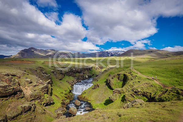 사람없음 JPG 포토 강 구름(자연) 바위(돌) 아이슬란드 야외 유럽 자연 잔디 주간 초원(자연) 트래킹 풍경(경치) 하늘 해외 해외풍경