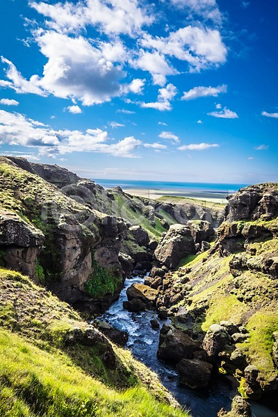 사람없음 JPG 포토 강 구름(자연) 바위(돌) 아이슬란드 야외 유럽 자연 잔디 주간 트래킹 풍경(경치) 하늘 해외 해외풍경