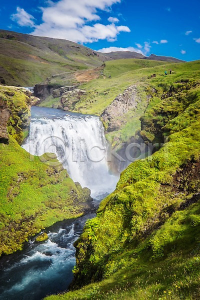 군중 사람 여러명 JPG 포토 강 구름(자연) 바위(돌) 아이슬란드 야외 유럽 이끼 자연 잔디 주간 트래킹 폭포 풍경(경치) 하늘 해외 해외풍경