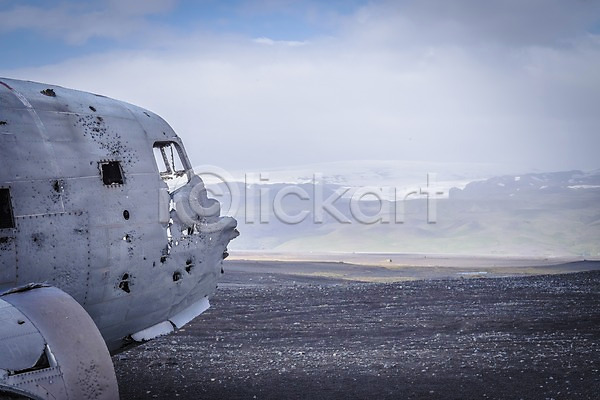 떨어짐 사람없음 JPG 포토 비행기 손상 아이슬란드 야외 유럽 주간 추락사고 평야 풍경(경치) 하늘 해외 해외풍경