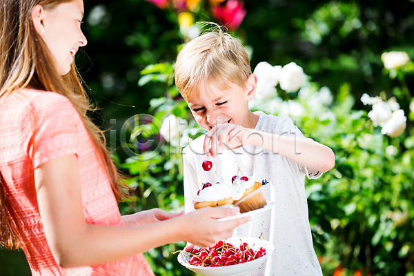 남자 두명 백인 서양인 여자 중학생 초등학생 JPG 앞모습 옆모습 포토 남동생 남매 놓기 누나 들기 미소(표정) 상반신 야외 주간 체리 체코 컵케이크
