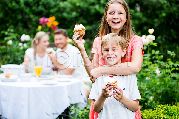 남자 백인 서양인 여러명 여자 중학생 초등학생 JPG 아웃포커스 앞모습 포토 가족 남동생 남매 누나 들기 미소(표정) 백허그 상반신 서기 야외 주간 체코 컵케이크