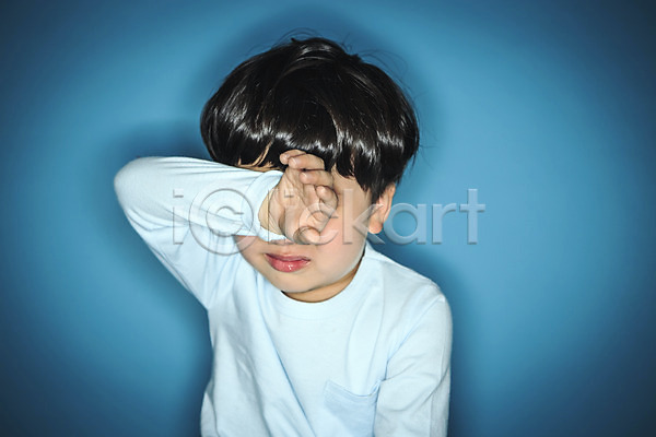 남자 소년한명만 어린이만 유치원생 한국인 한명 JPG 앞모습 포토 닦기 상반신 스튜디오촬영 실내 울음 파란배경