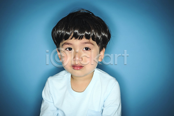 남자 소년한명만 어린이만 유치원생 한국인 한명 JPG 앞모습 포토 상반신 스튜디오촬영 실내 울음 파란배경
