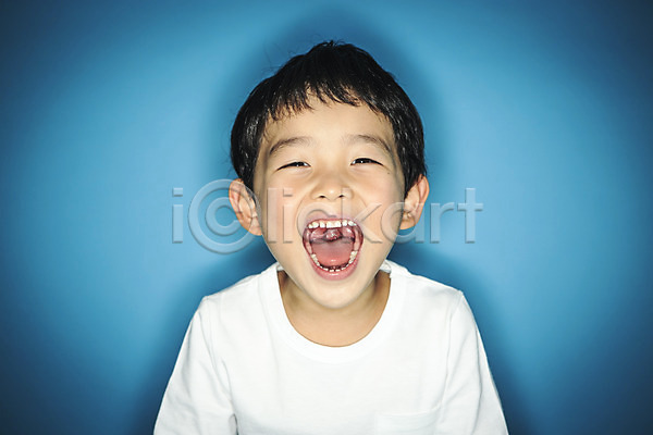 남자 소년한명만 어린이만 유치원생 한국인 한명 JPG 앞모습 포토 상반신 스튜디오촬영 실내 웃음 파란배경