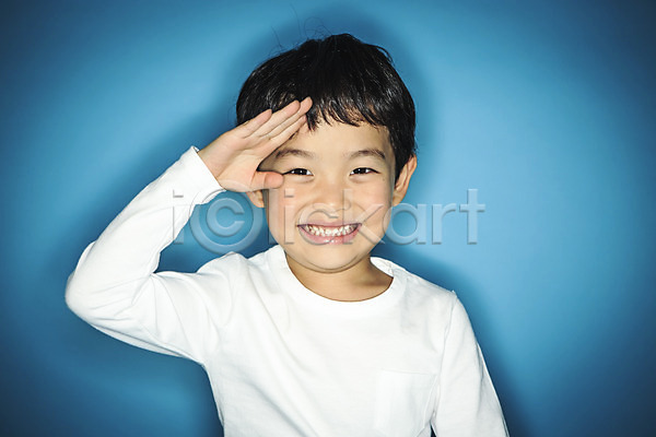 남자 소년한명만 어린이만 유치원생 한국인 한명 JPG 앞모습 포토 경례 미소(표정) 상반신 스튜디오촬영 실내 파란배경
