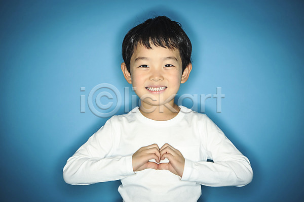 남자 소년한명만 어린이만 유치원생 한국인 한명 JPG 앞모습 포토 미소(표정) 상반신 손하트 스튜디오촬영 실내 파란배경