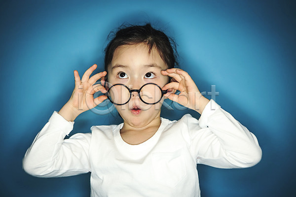 소녀한명만 어린이만 여자 유치원생 한국인 한명 JPG 앞모습 포토 놀람 상반신 스튜디오촬영 실내 안경 안경낌 파란배경