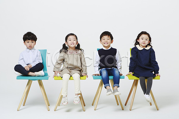 남자 어린이만 여러명 여자 유치원생 한국인 JPG 앞모습 포토 가부좌 나무의자 무표정 미소(표정) 스튜디오촬영 실내 앉기 의자 전신 흰배경