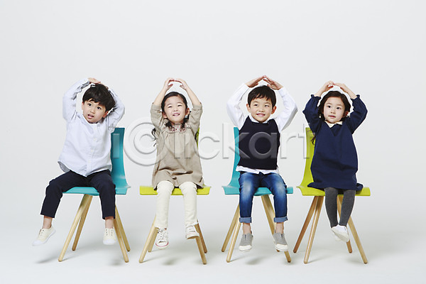 남자 어린이만 여러명 여자 유치원생 한국인 JPG 앞모습 포토 O 나무의자 동그란 미소(표정) 손들기 손짓 스튜디오촬영 실내 앉기 의자 전신 흰배경